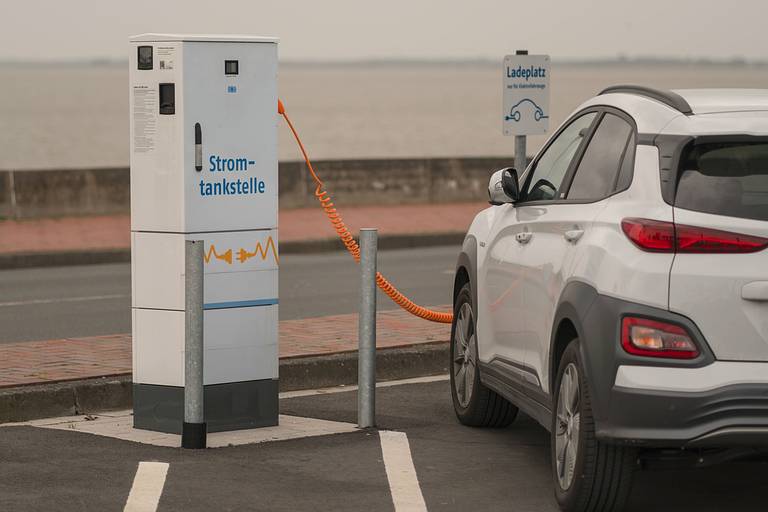 Ladestation mit E-Auto